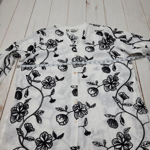 Kindred white and black embroidered button down top lagenlook - Picture 4 of 8